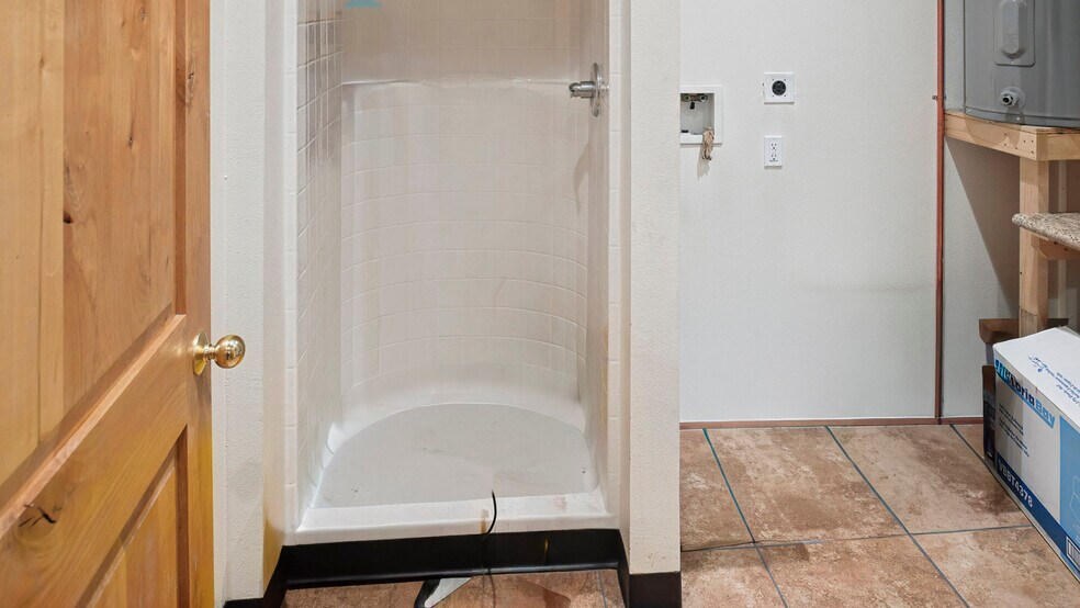 More Photos Of 400 Kristen Ct, Montrose Showroom For Lease