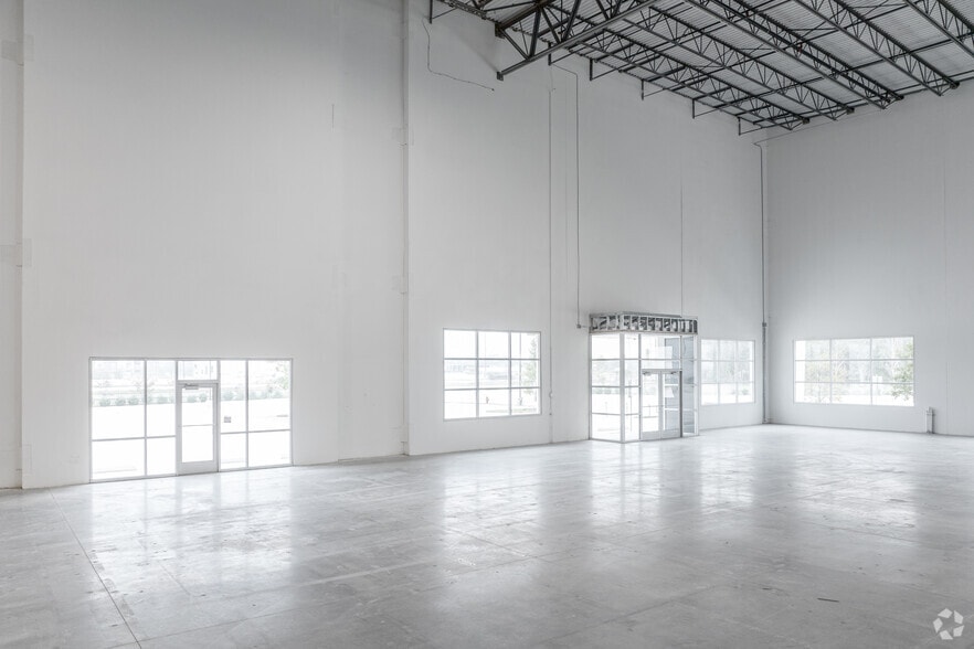 More Photos Of 542 SE Loop 410, San Antonio Warehouse For Sale