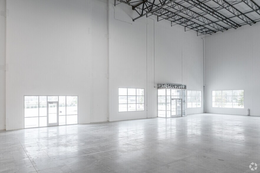 More Photos Of 542 SE Loop 410, San Antonio Warehouse For Lease