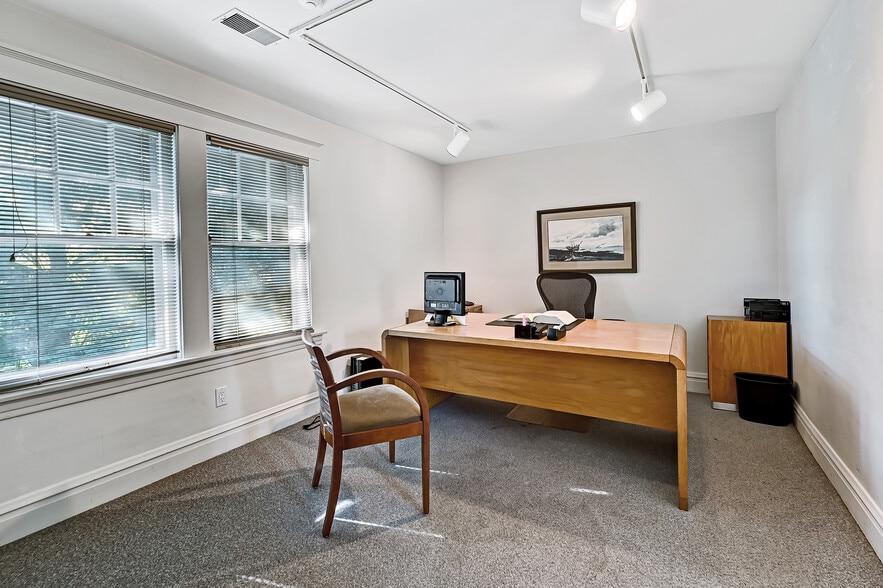 More Photos Of 15 N Lincoln St, Hinsdale Office For Sale