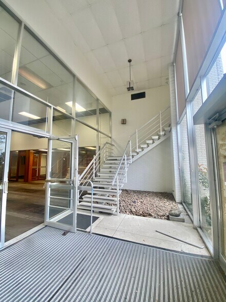 More Photos Of 1308 Boston Ave, Nederland Bank For Sale