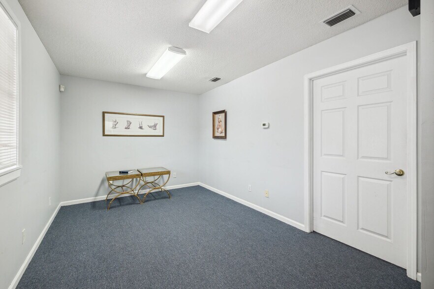More Photos Of 2762 Dunn Ave, Jacksonville Office For Sale