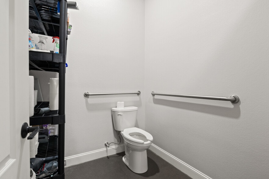 More Photos Of 107 E 11th St, Mount Pleasant Office For Sale