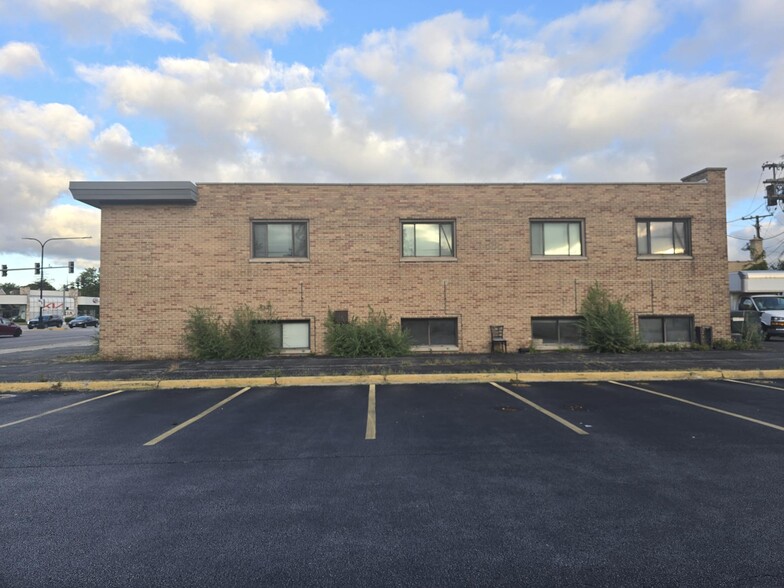 More Photos Of 6733 N Lincoln Ave, Lincolnwood Warehouse For Sale
