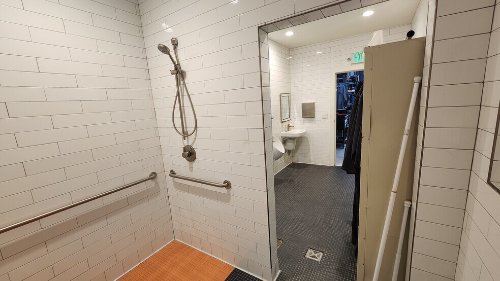 More Photos Of 1449 Mendell St, San Francisco Light Manufacturing For Sale