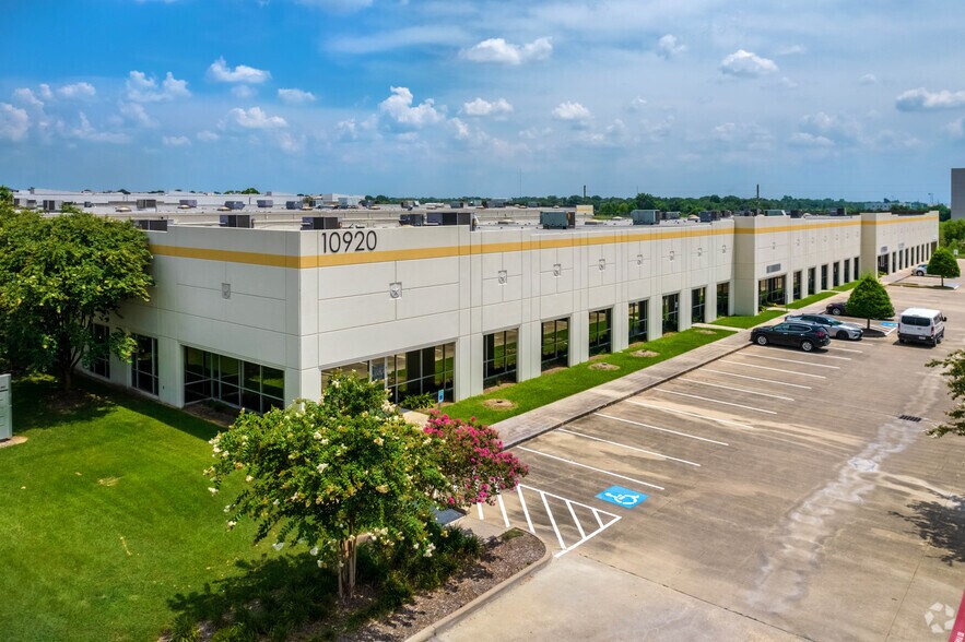 More Photos Of 10920 W Sam Houston Pky N, Houston Unknown For Lease