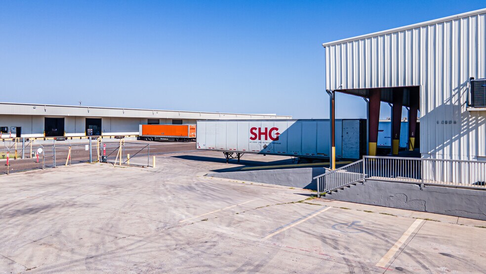 More Photos Of 13806 N Unitec Dr, Laredo Warehouse For Lease