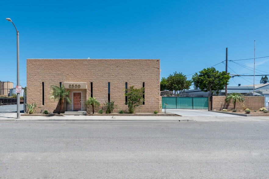More Photos Of 2500 Lewis Ave, Signal Hill Warehouse For Lease
