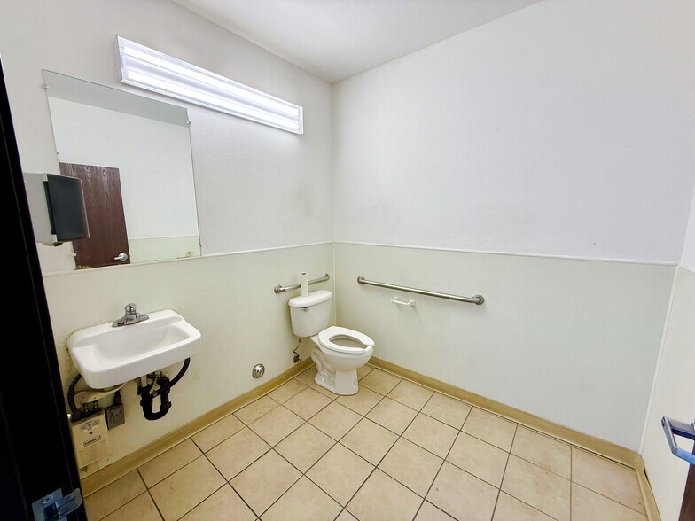 More Photos Of 2652 Abels Ln, Las Vegas Warehouse For Lease