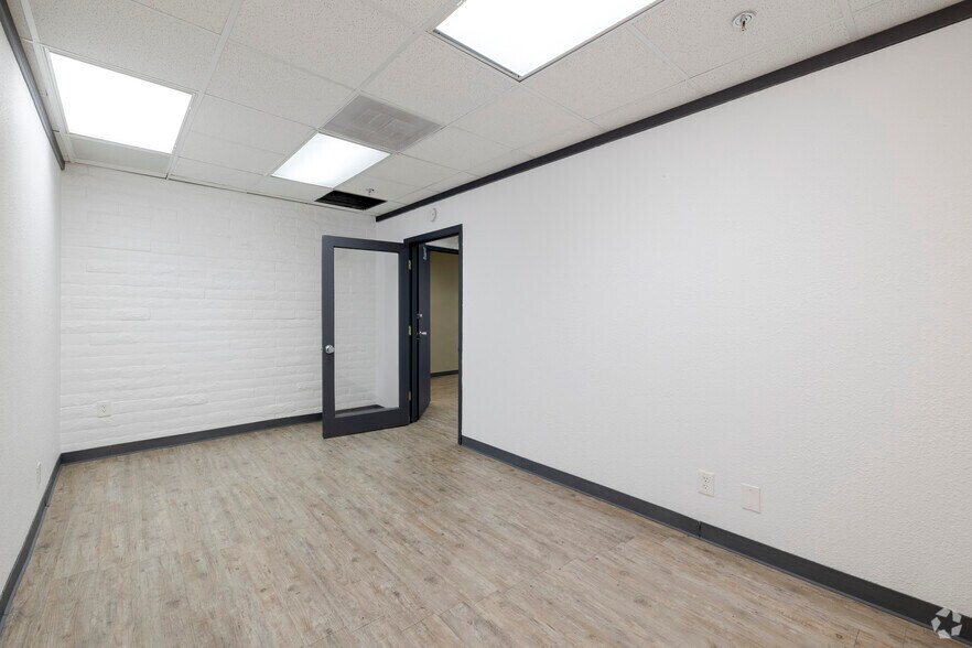 More Photos Of 5060 N 19th Ave, Phoenix Office Residential For Sale