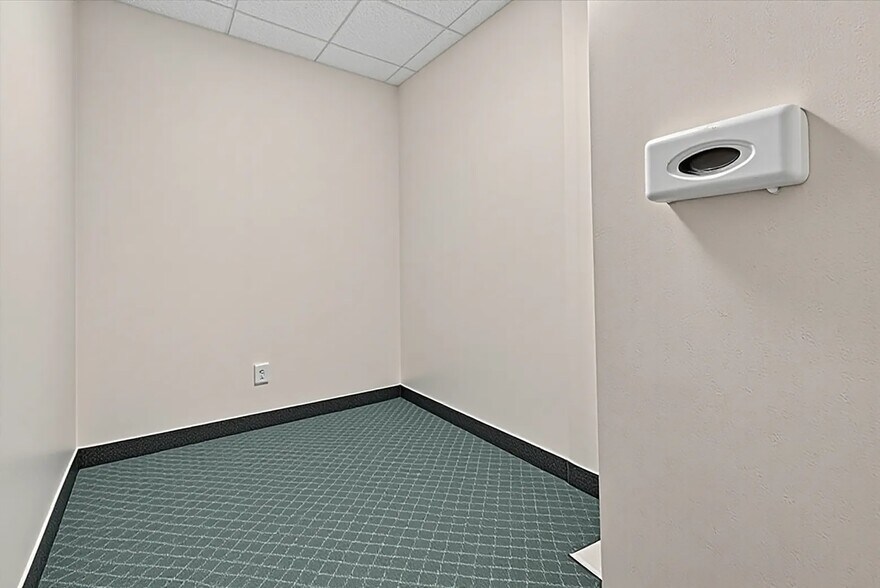 More Photos Of 24-26 Liberty Square Mall, Stony Point Office For Sale