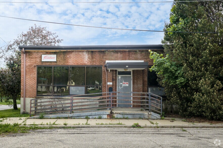 More Photos Of 947 E Clinton St, Freeport Warehouse For Sale