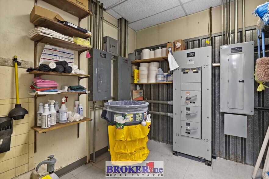 More Photos Of 300 N Walsh Dr, Casper Warehouse For Lease