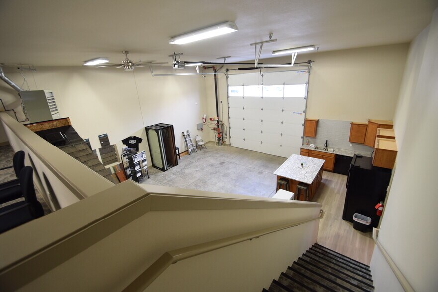 More Photos Of 611 NE Jackpine Ct, Redmond Distribution For Lease