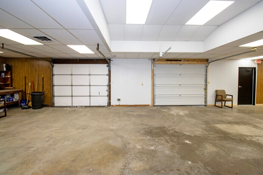 More Photos Of 390 E Wood St, Shreve Light Manufacturing For Lease