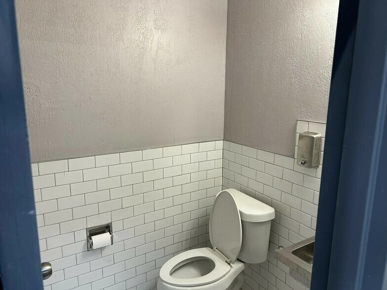 More Photos Of 2008 S Wilson St, Amarillo Auto Repair For Lease