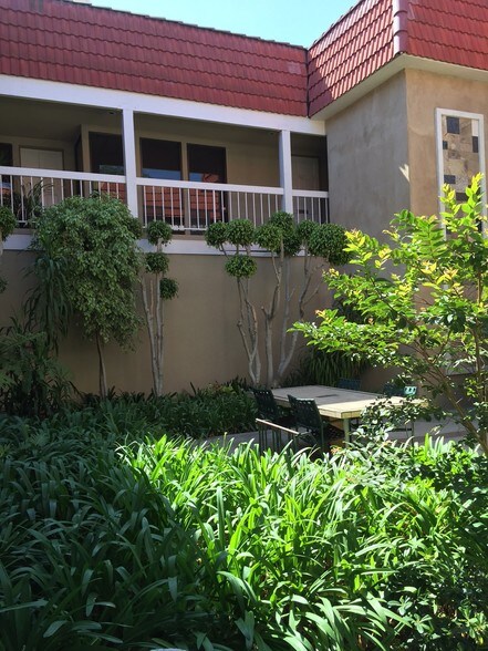 More Photos Of 1945 Palo Verde Ave, Long Beach Office For Lease