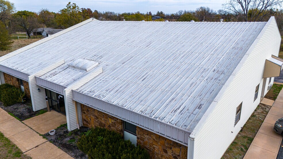 More Photos Of 3802 S Santa Fe Ave, Chanute Medical For Sale