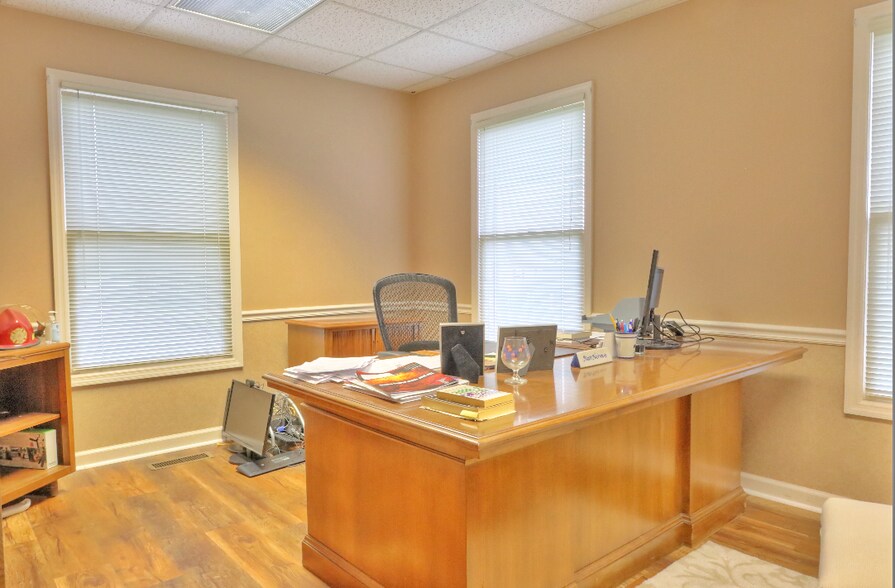 More Photos Of 107-109 Consumer Ln, Frankfort Office For Sale