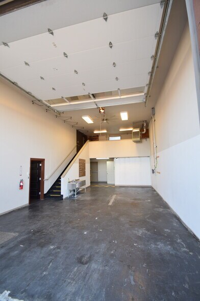 More Photos Of 611 NE Jackpine Ct, Redmond Distribution For Lease