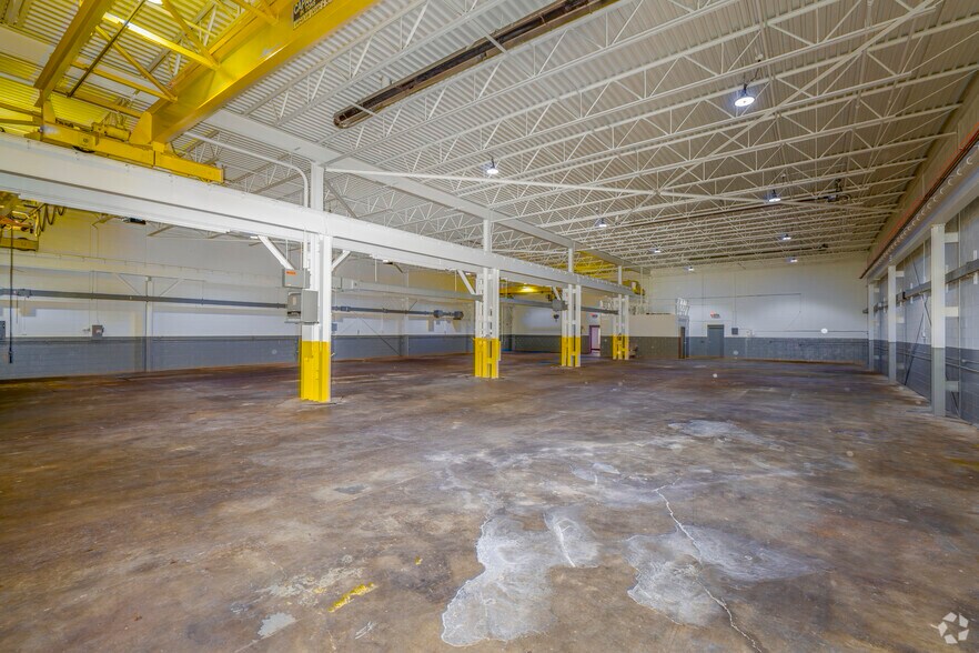More Photos Of 16129 Common Rd, Roseville Warehouse For Lease