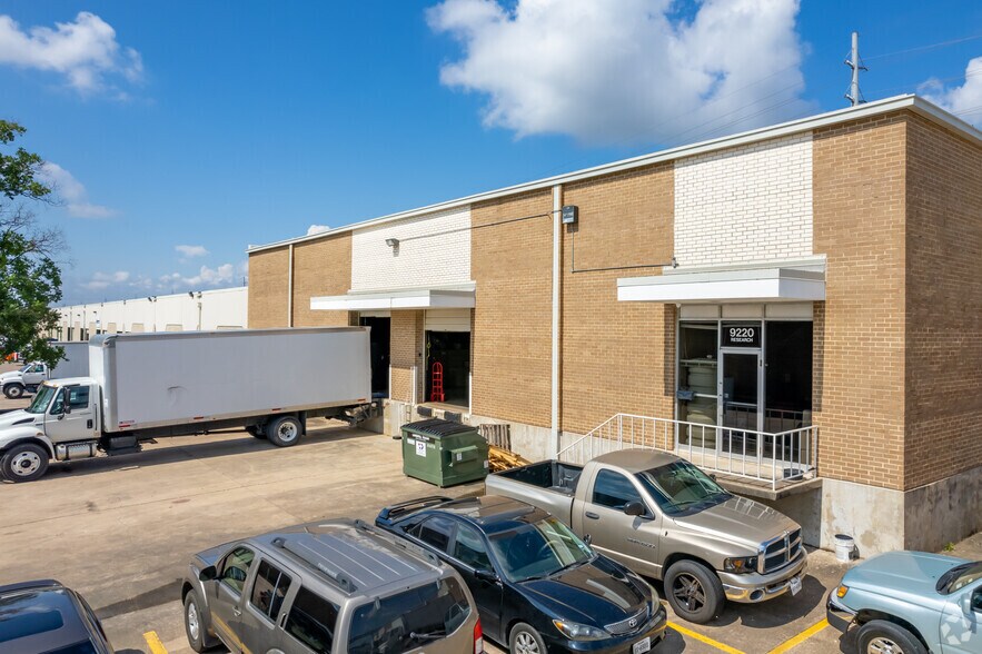 More Photos Of 9220-9232 Research Blvd, Austin Distribution For Lease
