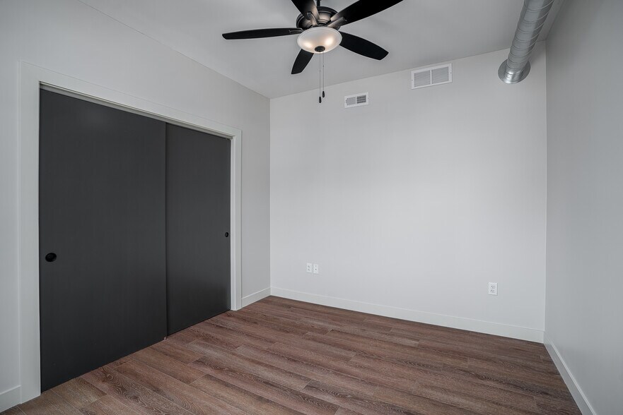 More Photos Of 400 W River Dr, Davenport Apartments For Sale