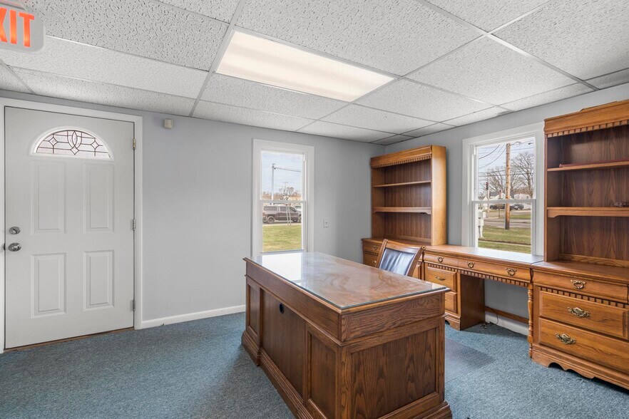 More Photos Of 128 Saltonstall Pky, East Haven Medical For Sale