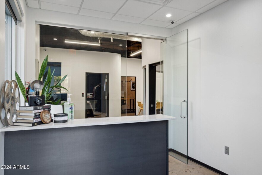 More Photos Of 14201 N Hayden Rd, Scottsdale Showroom For Sale