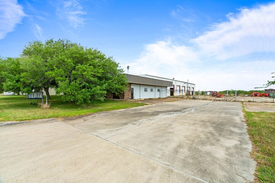 More Photos Of 3806 E Rio Grande St, Victoria Warehouse For Sale