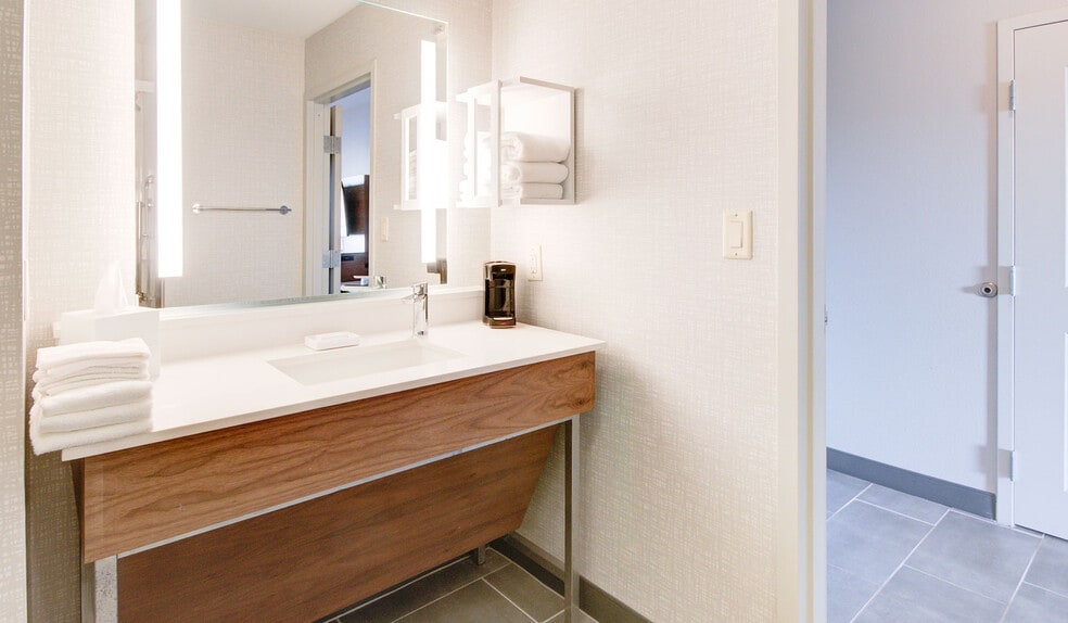 More Photos Of 4617 7th St, Bay City Hotel For Sale