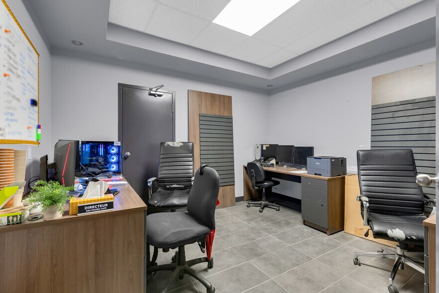 More Photos Of 150 Boul Saint-Martin O, Laval Light Distribution For Lease