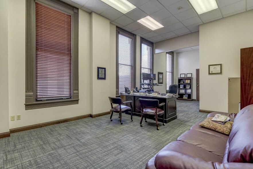 More Photos Of 200 S 6th St, Springfield Office For Lease