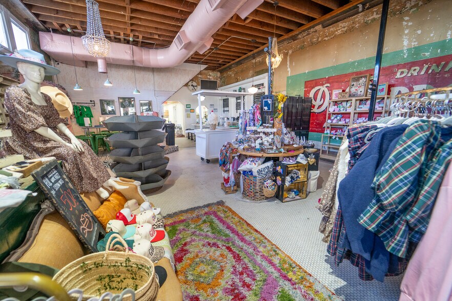 More Photos Of 102 S Main St, Victoria Storefront For Sale