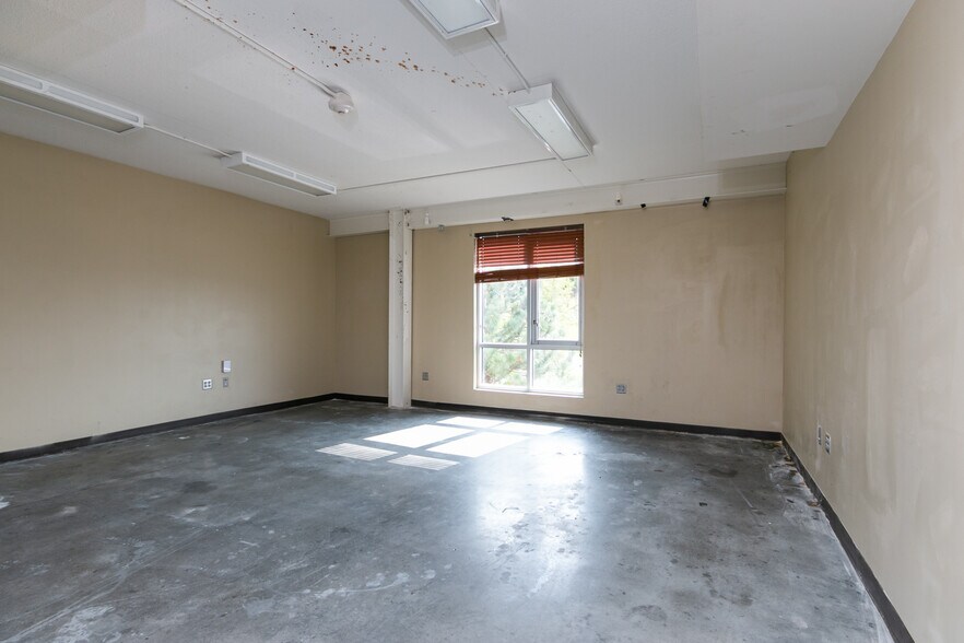 More Photos Of 1632 McCain Ln, Manhattan Sorority Fraternity House For Sale