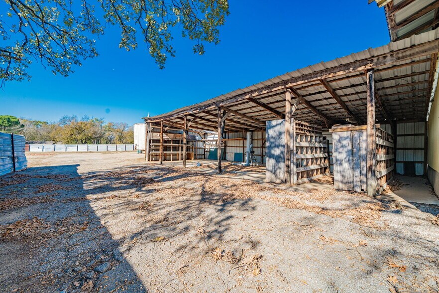More Photos Of 12540 C F Hawn Fwy, Dallas Warehouse For Lease
