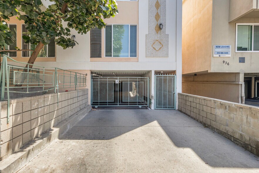 More Photos Of 944 N Orange Grove Ave, Los Angeles Apartments For Sale