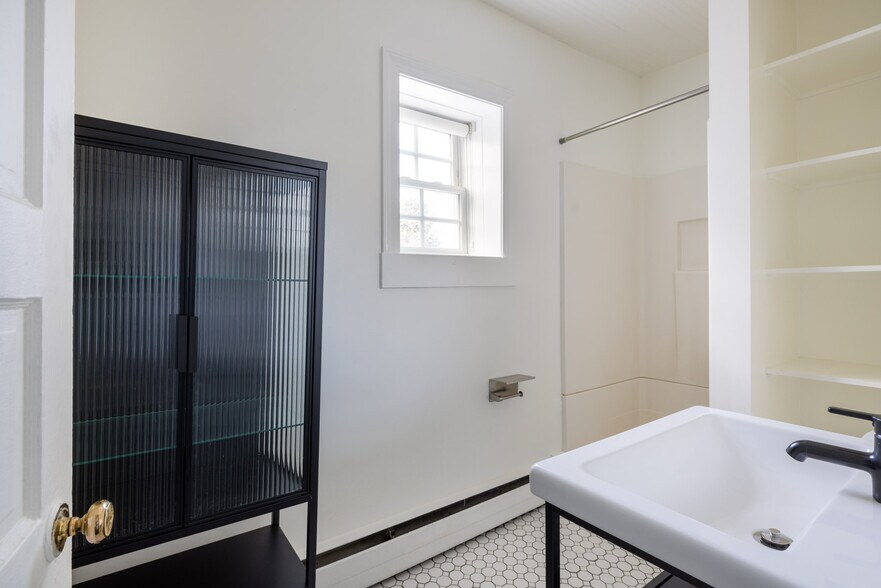 More Photos Of 43 N Front St, Kingston Restaurant For Sale