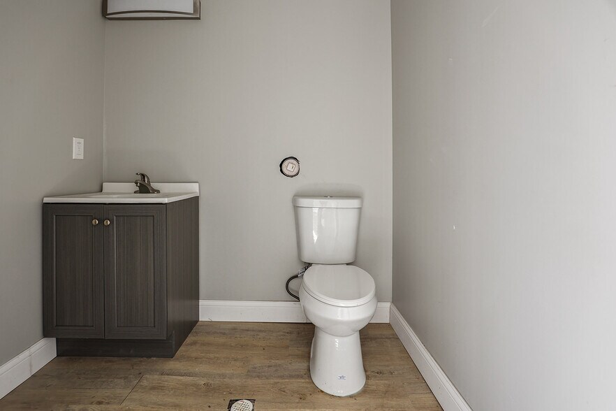 More Photos Of 7255 Olive Blvd, Saint Louis General Retail For Sale