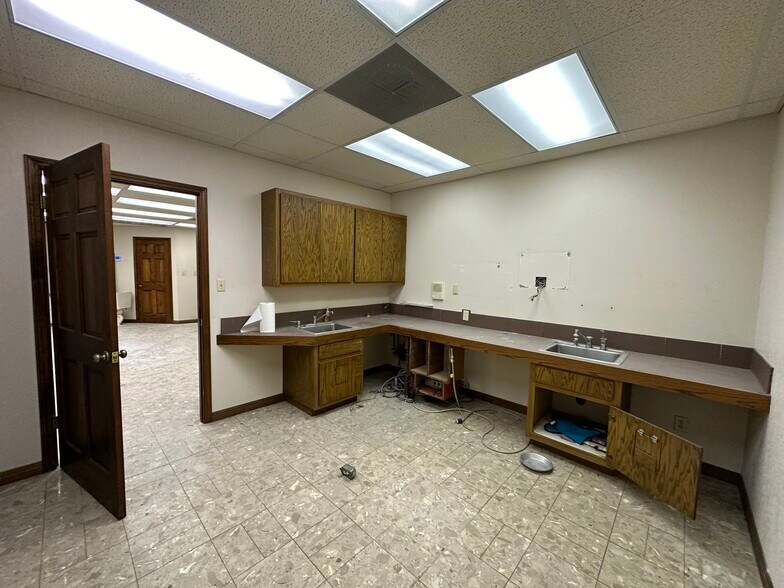 More Photos Of 6436 Bandera Rd, San Antonio Medical For Lease