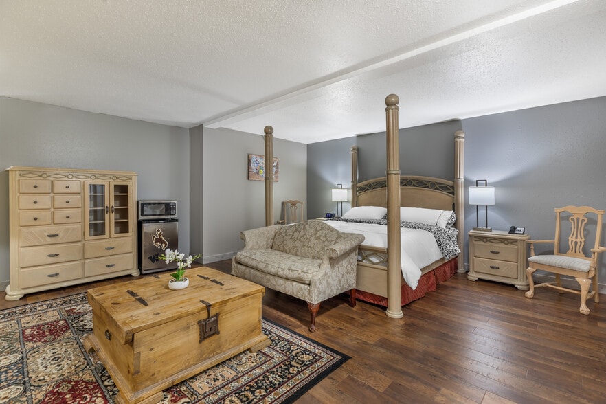 More Photos Of 1370 N McCue St, Laramie Hotel For Sale