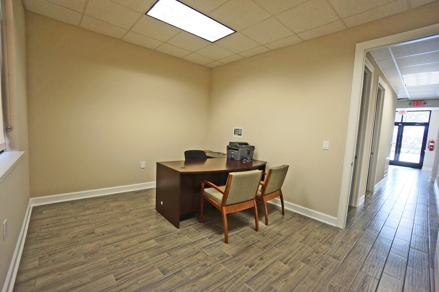 More Photos Of 202 Industrial Blvd, Sugar Land Office For Lease