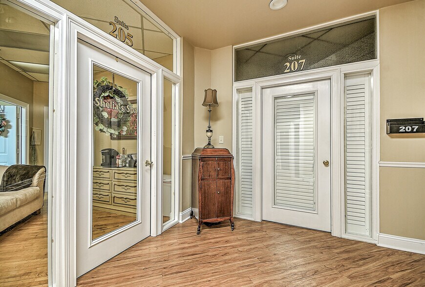 More Photos Of 220 Broad St, Kingsport Flex For Sale