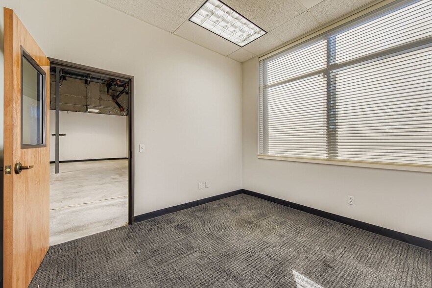 More Photos Of 1500 W Campus Dr, Littleton Warehouse For Lease