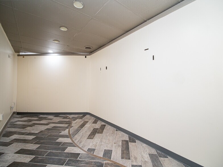 More Photos Of 916 Hempstead Dr, Cincinnati General Retail For Lease