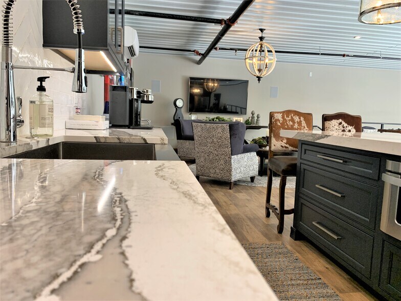 More Photos Of 2108-2260 Ferry Rd, Naperville Showroom For Sale