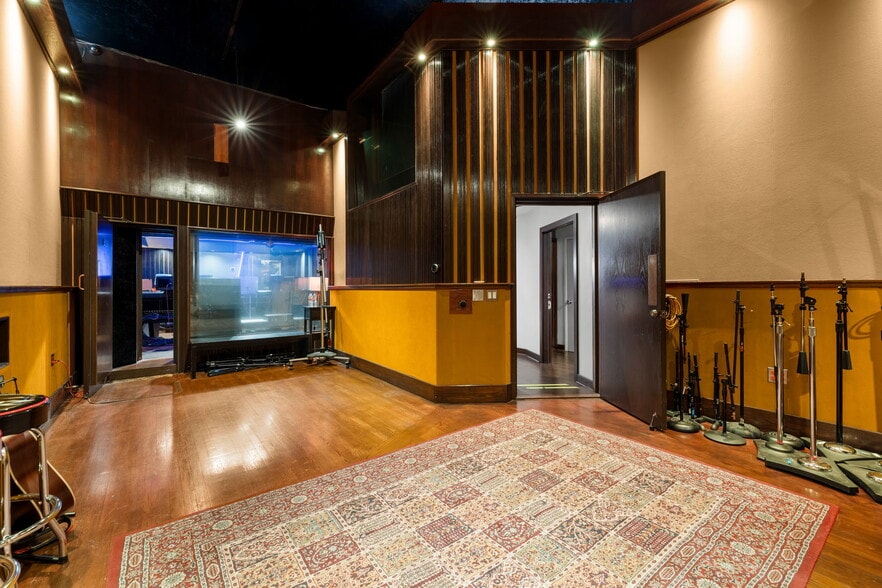More Photos Of 5739 Tujunga Ave, North Hollywood Movie Radio TVStudio For Sale