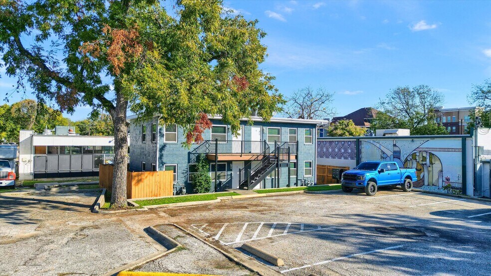 More Photos Of 1314 W Hickory St, Denton Freestanding For Sale