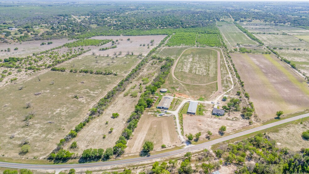 More Photos Of 10023 FM 1303, Floresville Horse Stables For Sale