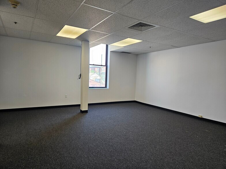 Primary Photo Of 484 Main St, Middletown Apartments For Lease